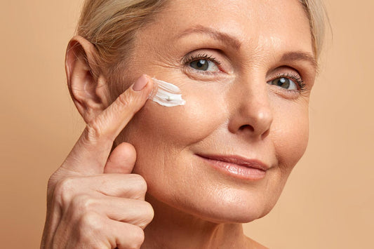 Come applicare la crema contorno occhi e come ridurre le occhiaie con i giusti prodotti skincare